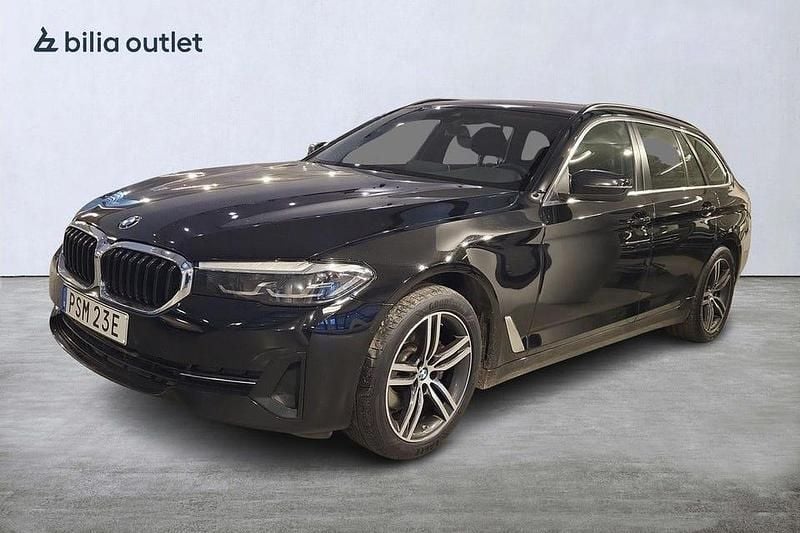 Svart Begagnad 2021 BMW 520 Kombi | 279 900 kr (Marknadspris) - Bild 1/4