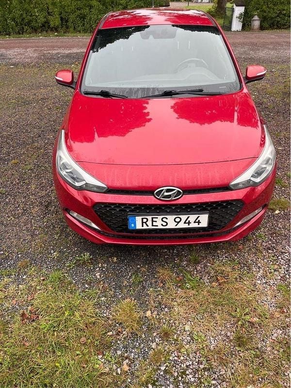 Röd Begagnad 2016 Hyundai i20 Halvkombi | 95 000 kr (Marknadspris) - Bild 1/2