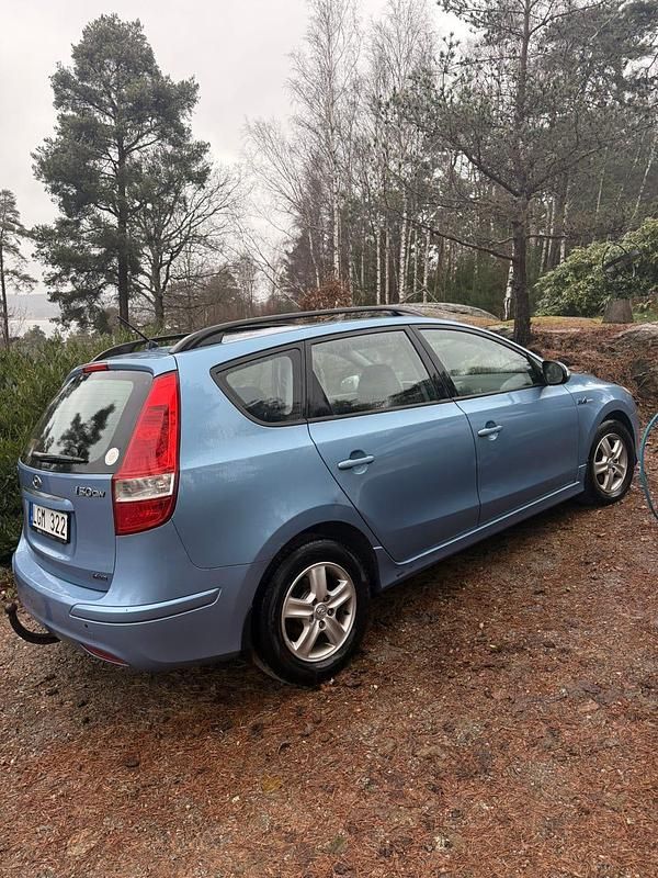 Mellanblå metallic Begagnad 2011 Hyundai i30 Kombi | 35 000 kr (Marknadspris) - Bild 1/4