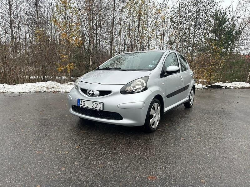 Silver Begagnad 2008 Toyota Aygo Halvkombi | 35 000 kr (Marknadspris) - Bild 1/4