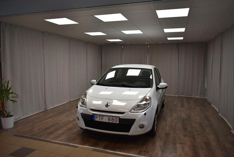 Vit Begagnad 2010 Renault Clio Halvkombi | 54 900 kr - Bild 1/3