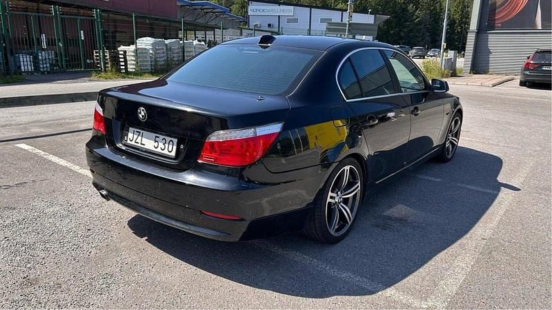 Svart Begagnad 2010 BMW 520 Sedan | 80 000 kr (Bra pris) - Bild 1/4