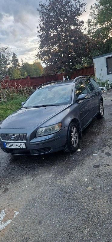 Grå Begagnad 2006 Volvo V50 Kombi | 12 000 kr (Superpris) - Bild 1/4