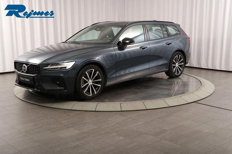 Mörkblå Begagnad 2024 Volvo V60 Plus Kombi | 468 900 kr (Marknadspris) - Bild 1/4