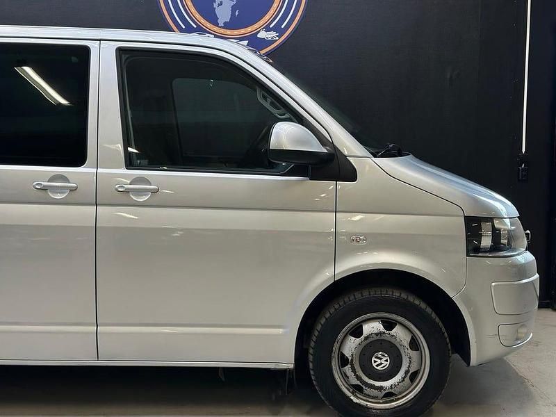 Begagnad VW Caravelle Comfortline 180 HK (132 kW) 2013 Silver Minibuss