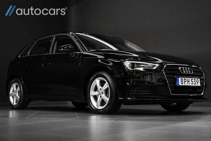 Svart Begagnad 2019 Audi A3 Sportback Comfort Halvkombi | 228 750 kr (Marknadspris) - Bild 1/4