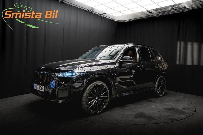 Svart Begagnad 2024 BMW X5 M Sport SUV | 879 800 kr - Bild 1/3