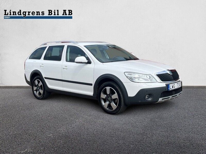 Vit Begagnad 2012 Skoda Octavia Scout Kombi | 104 900 kr (Marknadspris) - Bild 1/4