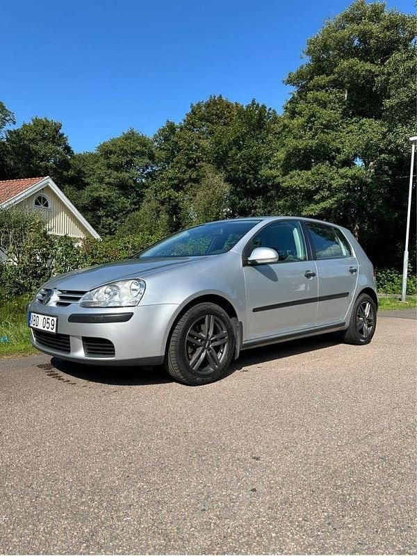 Silver Begagnad 2005 VW Golf IV Trendline Halvkombi | 33 000 kr (Marknadspris) - Bild 1/4