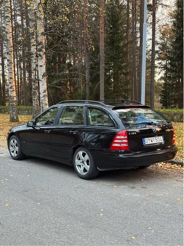 Svart Begagnad 2004 Mercedes C180 Kombi | 24 000 kr (Marknadspris) - Bild 1/4