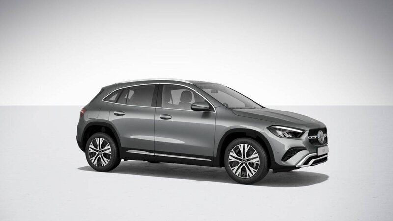 Mörkgrå (bergsgrå metallic) Ny 2024 Mercedes GLA250 Advanced Plus SUV | 635 600 kr (Lite dyr) - Bild 1/2