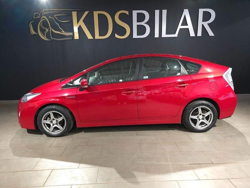 Mörkröd Begagnad 2010 Toyota Prius Edition Halvkombi | 99 900 kr (Marknadspris) - Bild 1/4