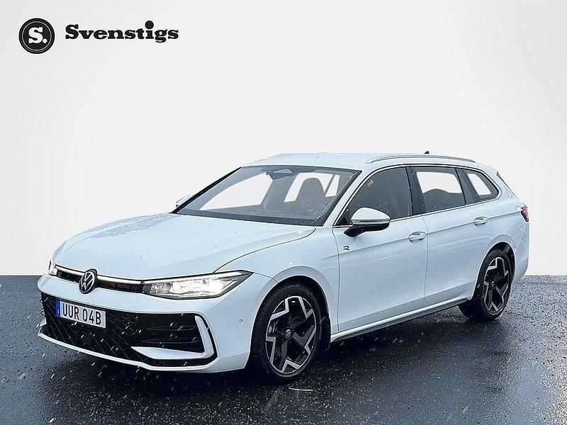 Pure white Begagnad 2025 VW Passat R-line Kombi | 389 500 kr (Dyr) - Bild 1/4