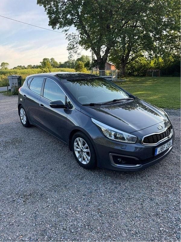Grå Begagnad 2016 Kia Ceed Halvkombi | 92 000 kr (Marknadspris) - Bild 1/4