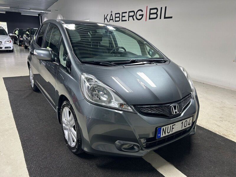 Ljusgrå Begagnad 2012 Honda Jazz Sport Halvkombi | 74 900 kr (Marknadspris) - Bild 1/4