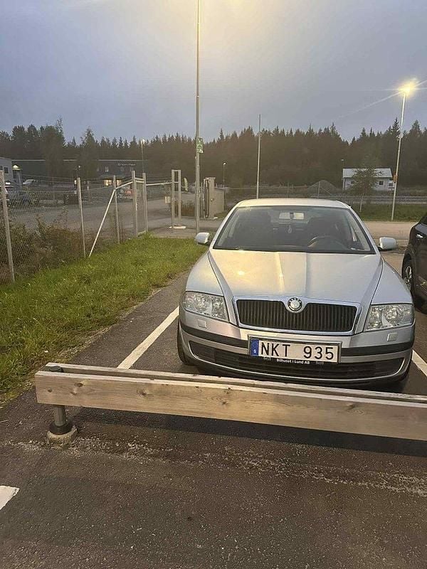 Silver Begagnad 2007 Skoda Octavia Halvkombi | 36 000 kr (Marknadspris) - Bild 1/2