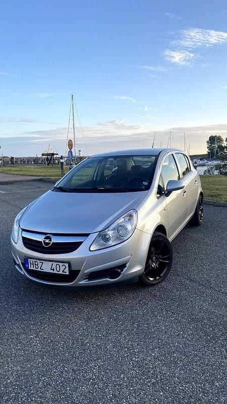 Grå Begagnad 2008 Opel Corsa Halvkombi | 34 900 kr (Marknadspris) - Bild 1/4