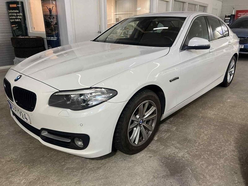 Vit Begagnad 2016 BMW 520 Sedan | 159 900 kr (Marknadspris) - Bild 1/4