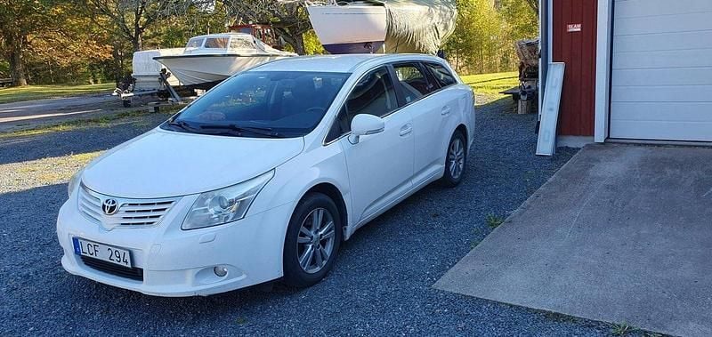 Vit Begagnad 2010 Toyota Avensis Business Edition Kombi | 38 000 kr (Marknadspris) - Bild 1/4