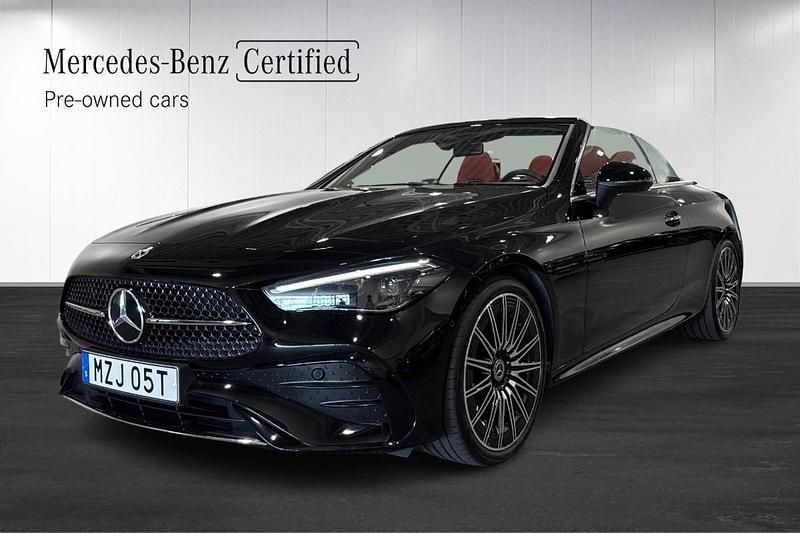 Svart (black) Begagnad 2024 Mercedes CLE200 Advanced Cab | 699 900 kr - Bild 1/4