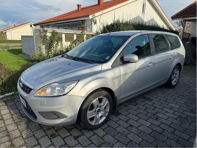 Grå Begagnad 2010 Ford Focus Trend Kombi | 40 000 kr (Marknadspris) - Bild 1/3