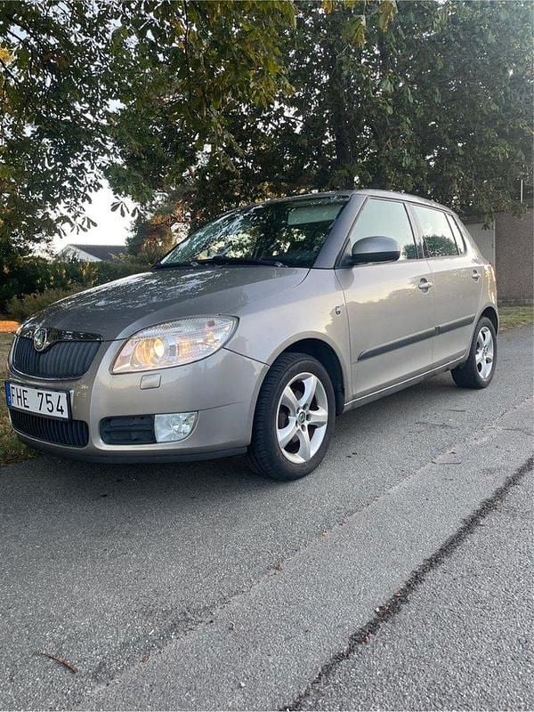 Brun Begagnad 2010 Skoda Fabia Halvkombi | 37 000 kr (Bra pris) - Bild 1/4