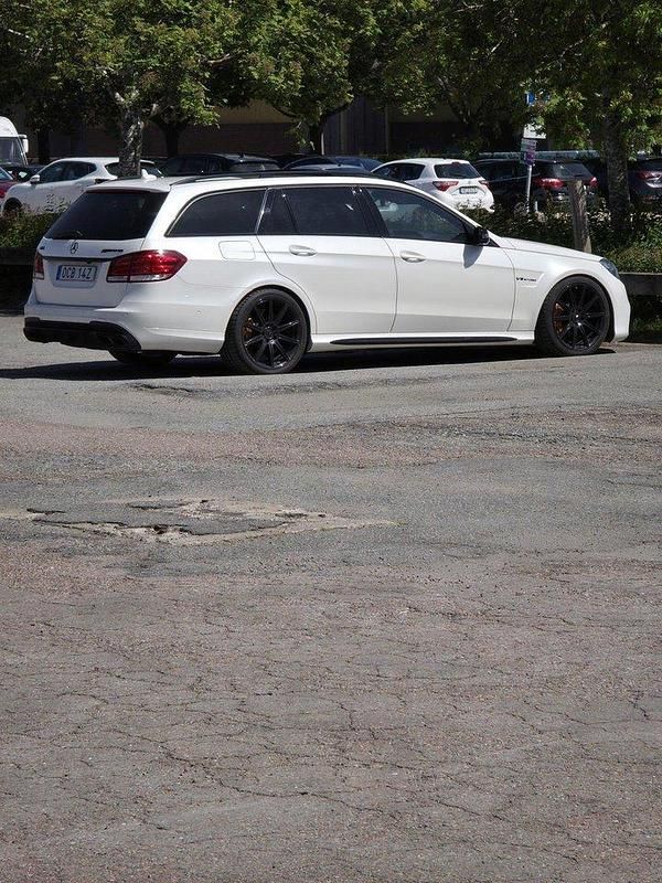 Vit Begagnad 2015 Mercedes E63S AMG AMG Kombi | 455 000 kr (Superpris) - Bild 1/4