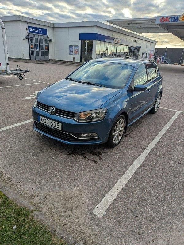 Blå Begagnad 2015 VW Polo Halvkombi | 83 000 kr (Bra pris) - Bild 1/4