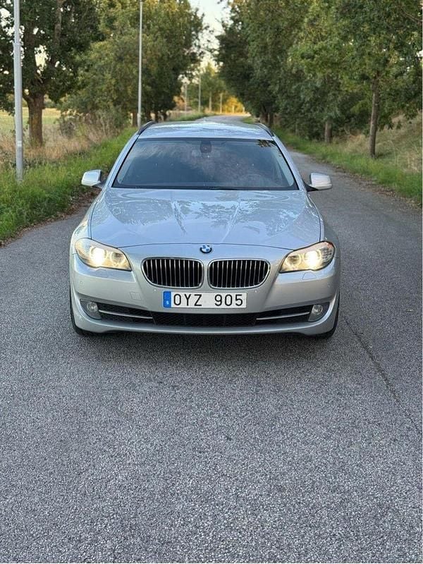 Grå Begagnad 2012 BMW 530 Sport Line Kombi | 129 900 kr (Marknadspris) - Bild 1/4