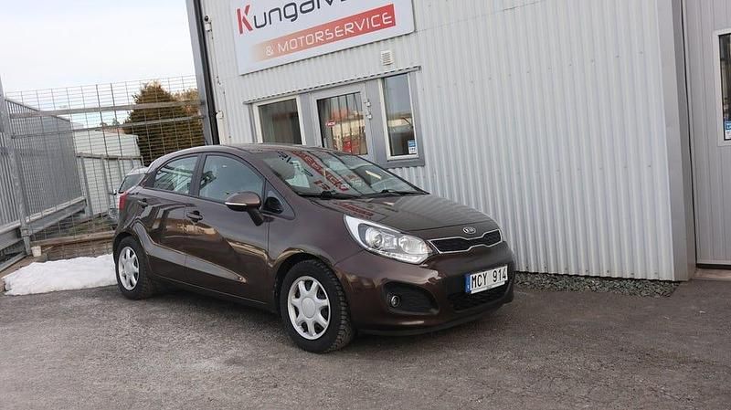 Brun Begagnad 2011 Kia Rio Halvkombi | 64 500 kr (Marknadspris) - Bild 1/4