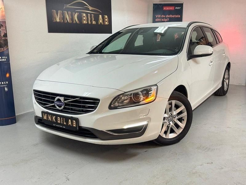 Vit Begagnad 2014 Volvo V60 Momentum Kombi | 144 900 kr (Marknadspris) - Bild 1/4