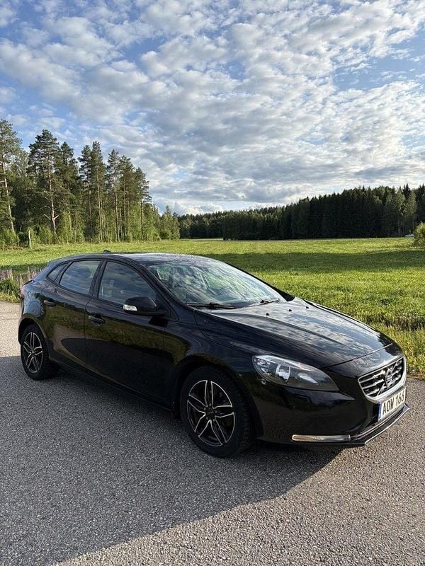 Svart Begagnad 2015 Volvo V40 Kinetic Kombi | 97 000 kr (Marknadspris) - Bild 1/4