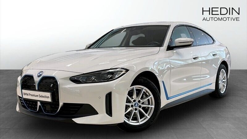 Vit (white) Begagnad 2023 BMW i4 Shadowline Sedan | 428 700 kr - Bild 1/4