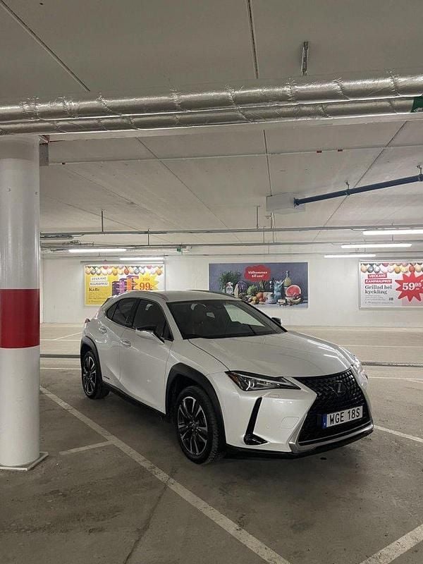 Vit Begagnad 2020 Lexus UX 250h E-FOUR SUV | 239 000 kr (Marknadspris) - Bild 1/2