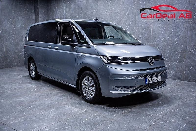 Silver Begagnad 2023 VW Multivan Minibuss | 498 800 kr (Superpris) - Bild 1/4