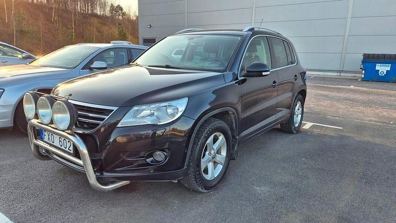 Svart Begagnad 2010 VW Tiguan Sportline SUV | 59 900 kr (Bra pris) - Bild 1/4