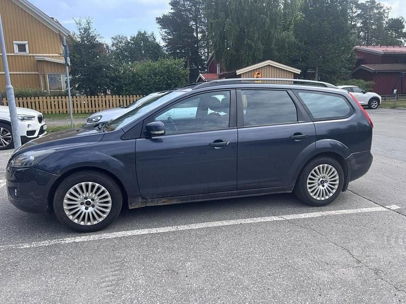 Grå Begagnad 2009 Ford Focus Titanium Kombi | 16 000 kr - Bild 1/4