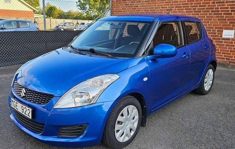 Blå Begagnad 2012 Suzuki Swift Halvkombi | 69 900 kr (Marknadspris) - Bild 1/4