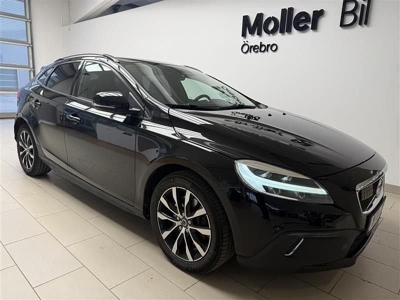 Svart Begagnad 2019 Volvo V40 CC Kombi | 204 900 kr (Marknadspris) - Bild 1/4