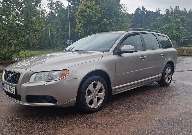 Brun Begagnad 2009 Volvo V70 Momentum Kombi | 47 500 kr (Marknadspris) - Bild 1/4
