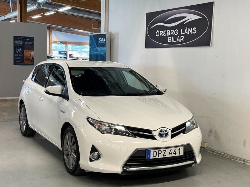 Vit Begagnad 2015 Toyota Auris Hybrid Edition Halvkombi | 134 900 kr (Marknadspris) - Bild 1/4
