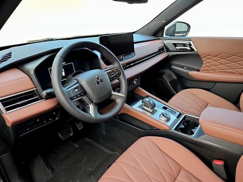 Begagnad Mitsubishi Outlander P-HEV Instyle 306 HK (225 kW) 2025 Grå SUV