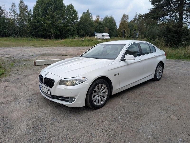 Vit Begagnad 2011 BMW 520 Sedan | 65 000 kr (Bra pris) - Bild 1/4