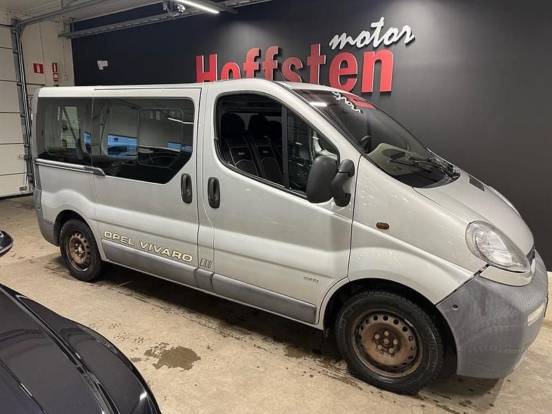 Grå Begagnad 2003 Opel Vivaro Van | 69 900 kr (Marknadspris) - Bild 1/4