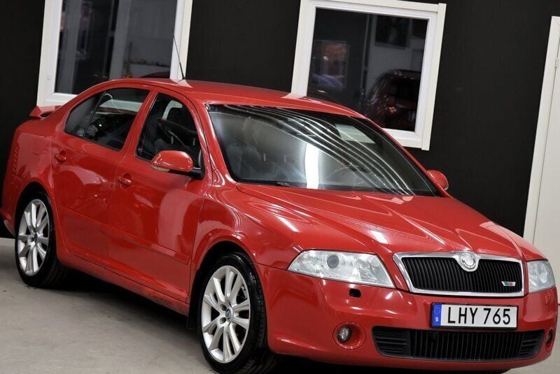 Röd Begagnad 2006 Skoda Octavia RS Halvkombi | 39 900 kr (Marknadspris) - Bild 1/4
