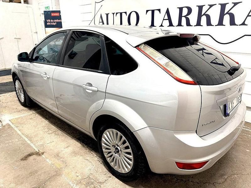 Begagnad Ford Focus Titanium 125 HK (91 kW) 2010 Grå Halvkombi
