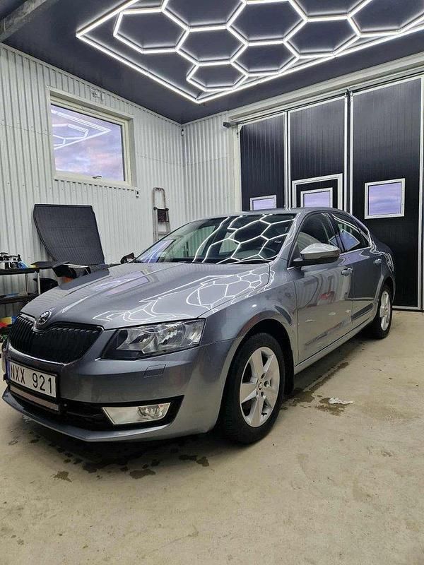 Grå Begagnad 2014 Skoda Octavia Elegance Halvkombi | 92 000 kr (Marknadspris) - Bild 1/4
