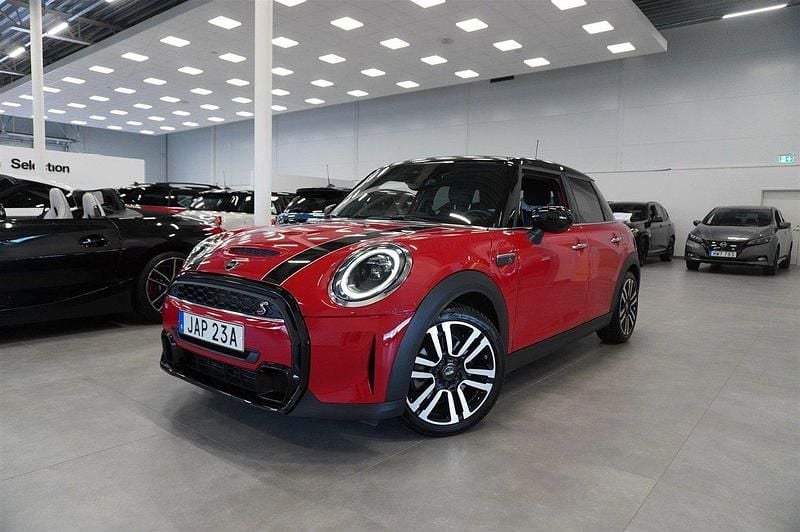 Röd Begagnad 2023 Mini Cooper Halvkombi | 299 500 kr (Marknadspris) - Bild 1/4