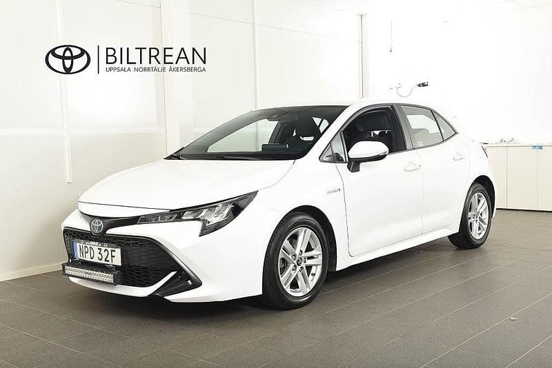 Vit Begagnad 2019 Toyota Corolla Halvkombi | 198 900 kr (Marknadspris) - Bild 1/4