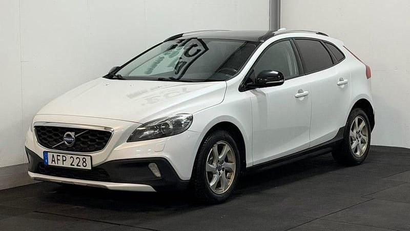 Begagnad Volvo V40 CC Momentum 116 HK (85 kW) 2015 Vit Kombi